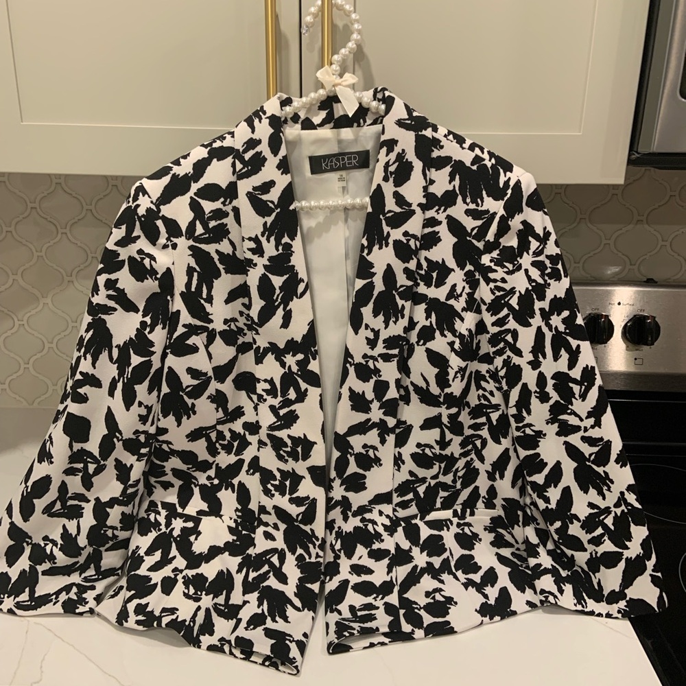 Black & Ivory 3/4 Sleeve Blazer